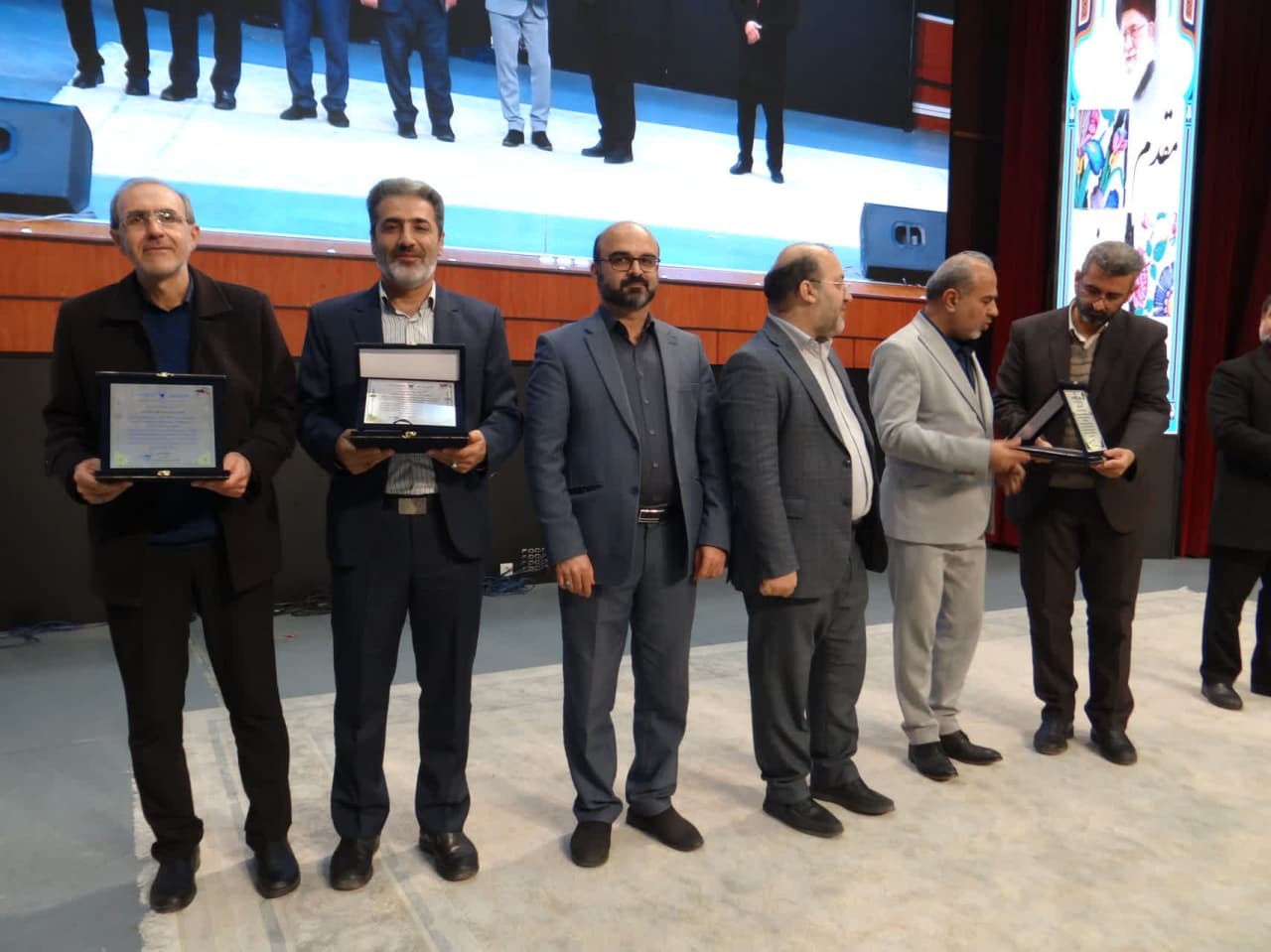 لزوم ایجاد شبکه‌های ارتباطی میان بازنشستگان و کارمندان فعال