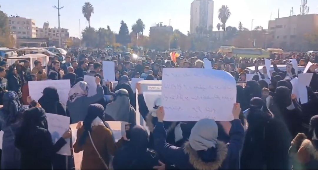 نخستین جرقههای اعتراضات علیه الجولانی زده شد نخستین جرقههای اعتراضات علیه الجولانی زده شد