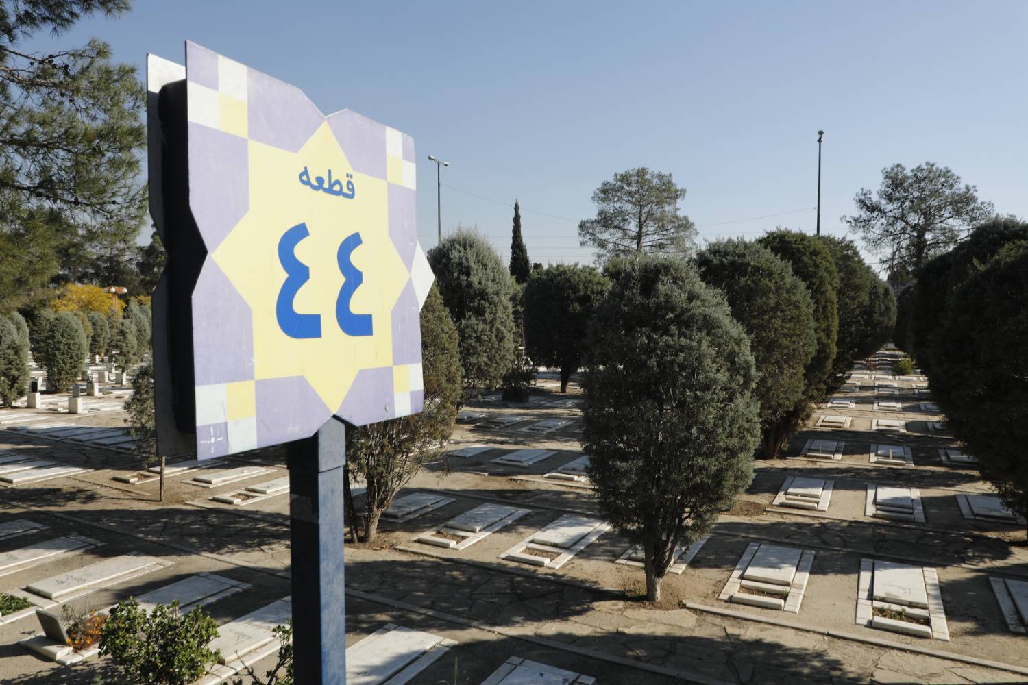 تا پای جان مراقب مزار فرزندم بودم