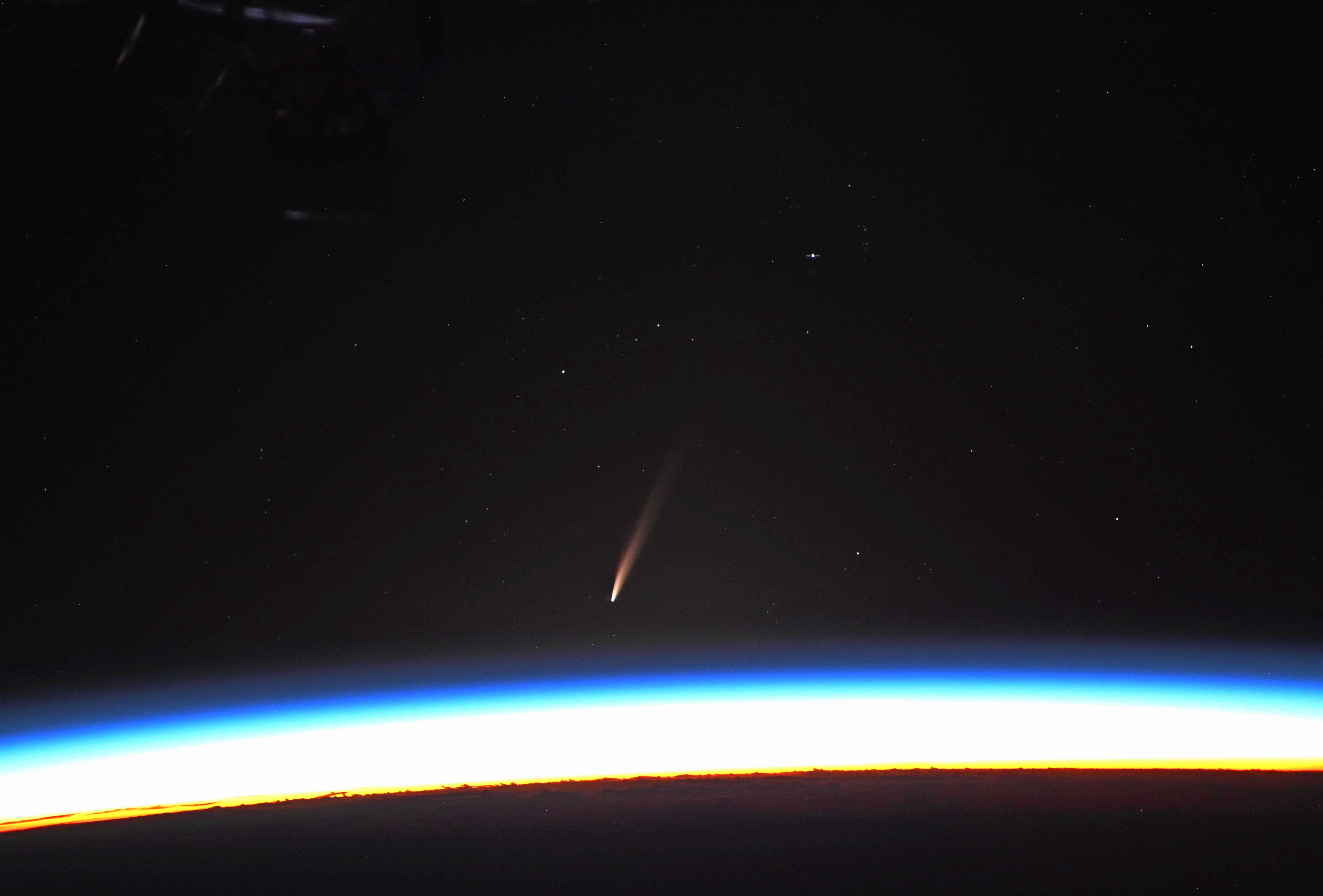 دنباله‌داری به درخشندگی سیاره زهره