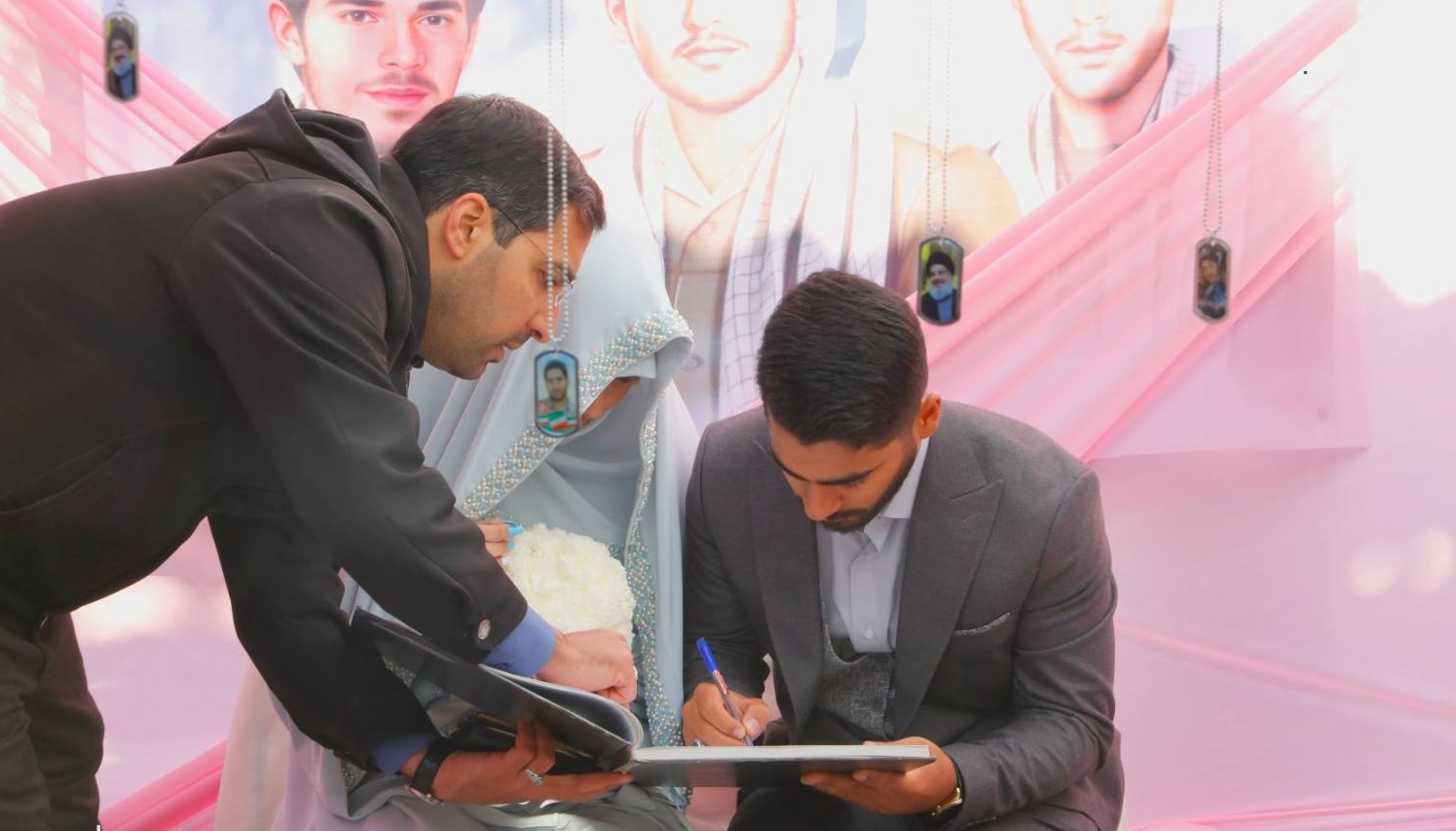 برگزاری مراسم عقد زوج جوان در گلزار شهدای بهشت زهرا(س)+ عکس برگزاری مراسم عقد زوج جوان در گلزار شهدای بهشت زهرا(س)+ عکس