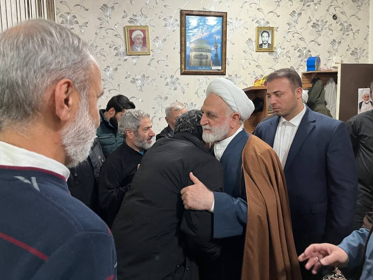 حضور رئیس قوه قضائیه در منازل قضات شهید حضور رئیس قوه قضائیه در منازل قضات شهید