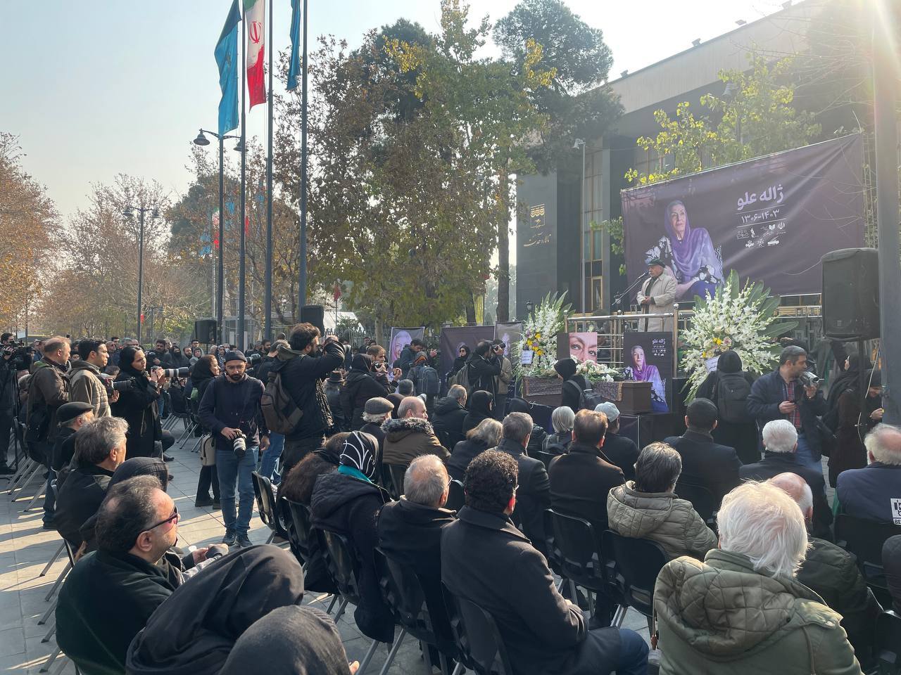 صدای مرحوم «ژاله علو» آغازگر مراسم تشییع پیکر او شد صدای مرحوم «ژاله علو» آغازگر مراسم تشییع پیکر او شد