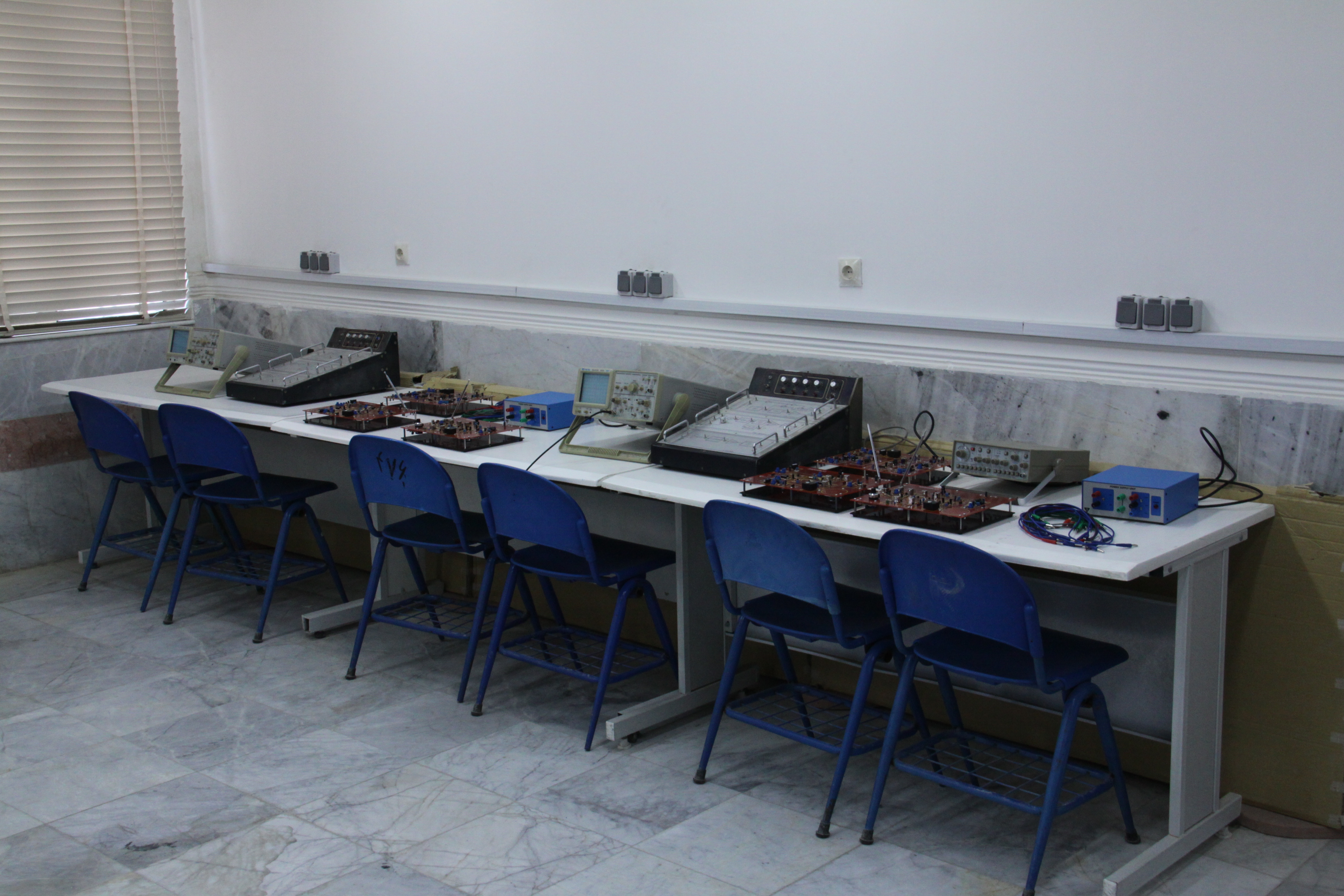 از تولید محصولات دانش‌بنیان برای تغذیه بار‌های DC در هواپیما و دستگاه رهگیری شناور‌ها تا اجرای 13 طرح برون‌دانشگاهی