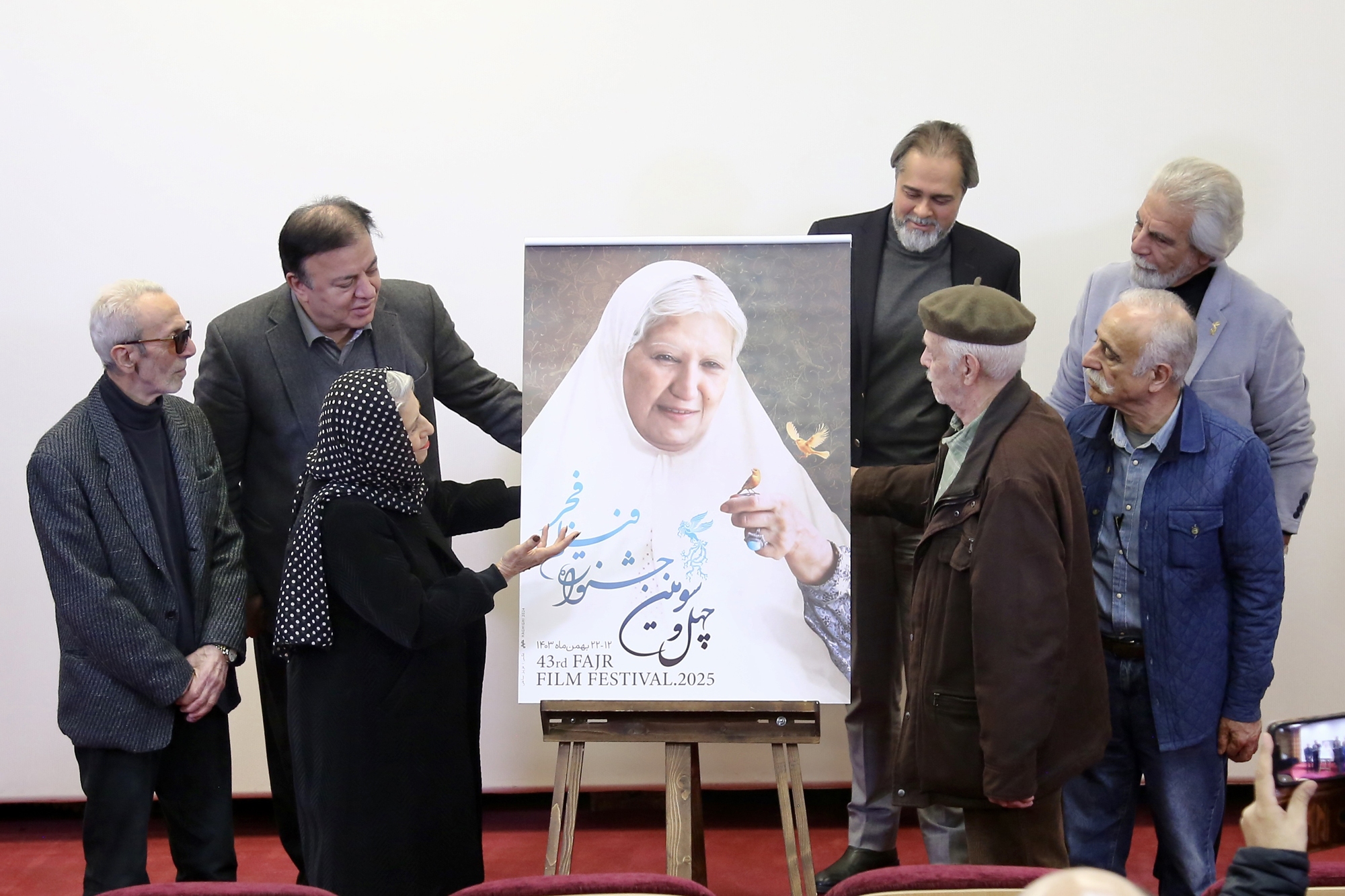 فجر چهل و سوم در گام اول دچار بازنگری شد/ چرا عاقل کند کاری و پوستر را چنان سازد! فجر چهل و سوم در گام اول دچار بازنگری شد/ چرا عاقل کند کاری و پوستر را چنان سازد!