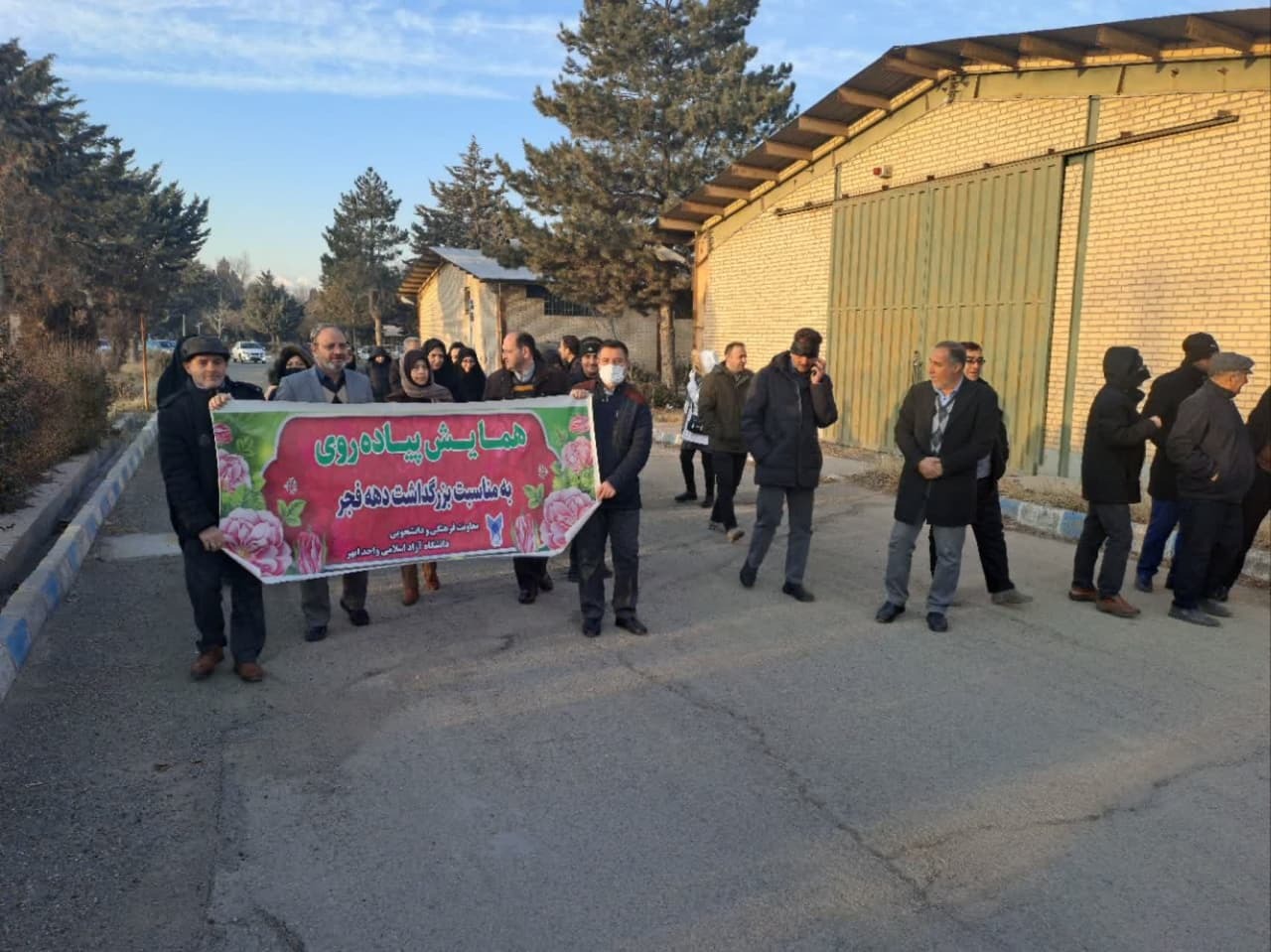  حضور خانواده دانشگاه آزاد اسلامی کاشمر در مراسم گرامیداشت سالروز ورود امام خمینی (ره) به میهن و آغاز دهه فجر انقلاب اسلامی