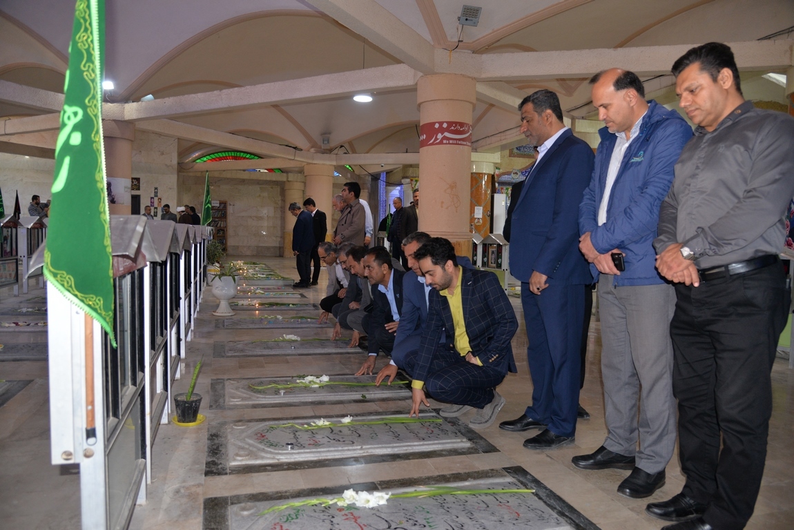 حضورمان در دوران کنونی به برکت مجد و شرفی است که شهدا به ارث گذاشتهاند حضورمان در دوران کنونی به برکت مجد و شرفی است که شهدا به ارث گذاشتهاند