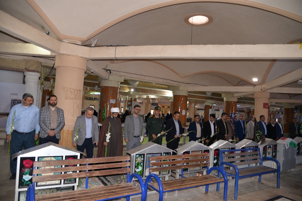 حضورمان در دوران کنونی به برکت مجد و شرفی است که شهدا به ارث گذاشتهاند حضورمان در دوران کنونی به برکت مجد و شرفی است که شهدا به ارث گذاشتهاند