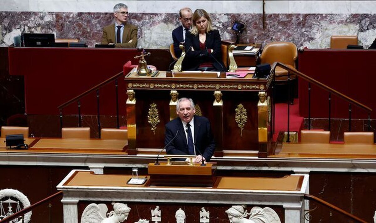 نخست‌وزیر فرانسه از رأی «عدم اعتماد» جان سالم به در برد