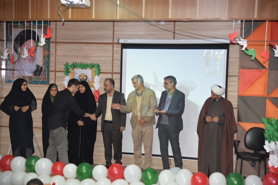 از استبداد تا استقلال؛ روایت جوانان بوشهری از پیروزی انقلاب اسلامی؛ ابهامات همچون غبار جلوی دیدگاهها را نگیرد از استبداد تا استقلال؛ روایت جوانان بوشهری از پیروزی انقلاب اسلامی؛ ابهامات همچون غبار جلوی دیدگاهها را نگیرد