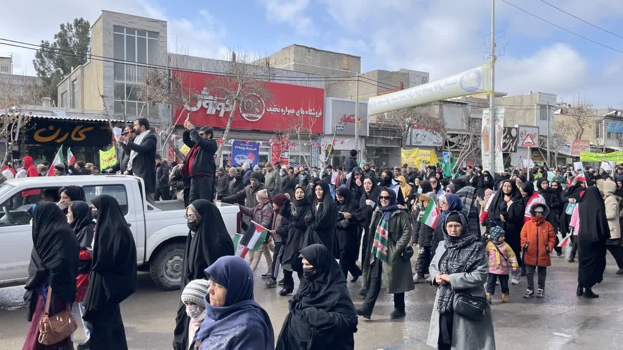 گرمای دل‌ها در سرمای هوا؛ حضور پرشور مردم در راهپیمایی ۲۲ بهمن سراسر کشور