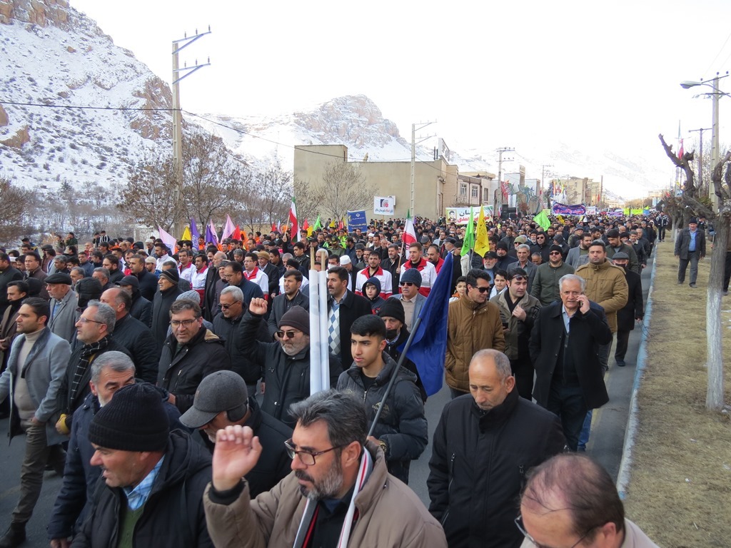 گرمای دل‌ها در سرمای هوا؛ حضور پرشور مردم در راهپیمایی ۲۲ بهمن سراسر کشور