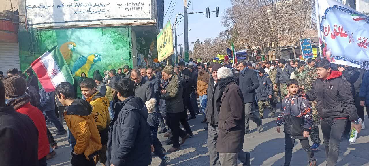 گرمای دل‌ها در سرمای هوا؛ حضور پرشور مردم در راهپیمایی ۲۲ بهمن سراسر کشور