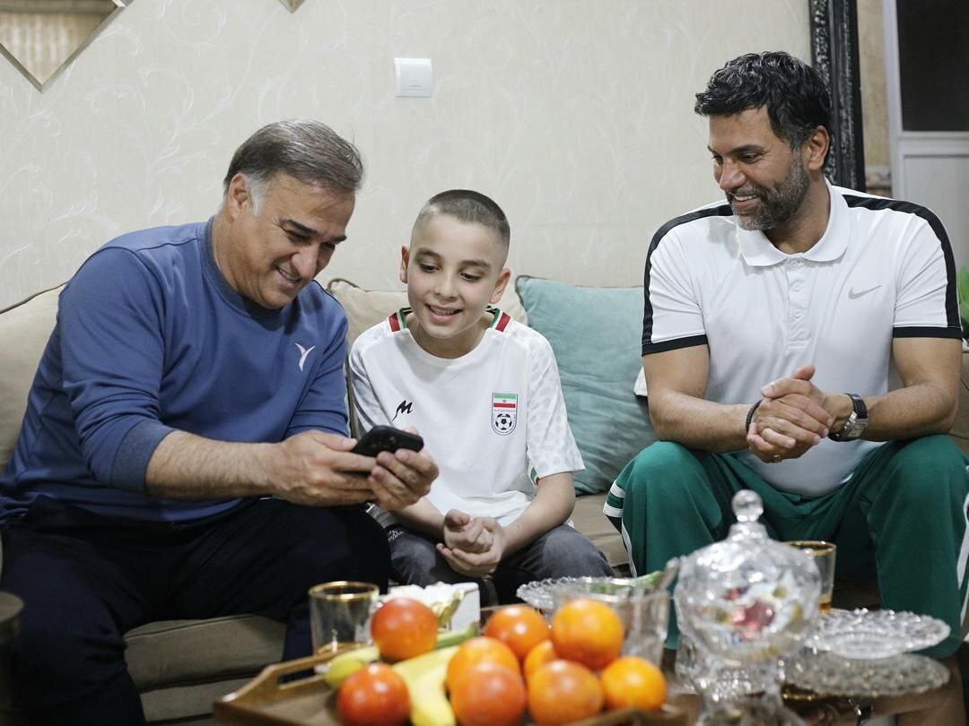 دیدار مدیر و مربیان پیکان با نوجوان فوتبالیست مبارز دیدار مدیر و مربیان پیکان با نوجوان فوتبالیست مبارز