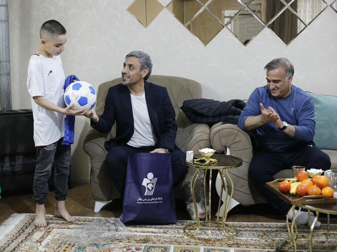 دیدار مدیر و مربیان پیکان با نوجوان فوتبالیست مبارز دیدار مدیر و مربیان پیکان با نوجوان فوتبالیست مبارز