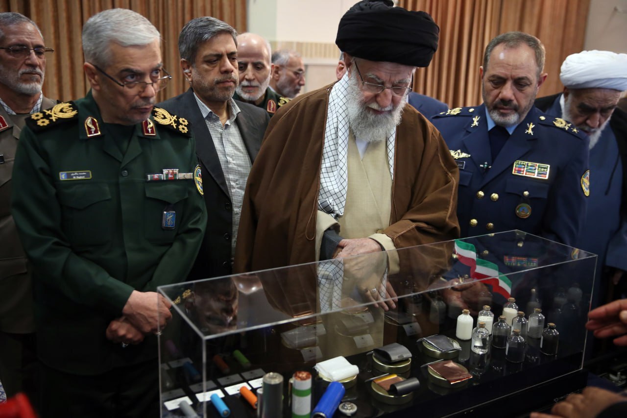 بازدید یک ساعته رهبر انقلاب از نمایشگاه آخرین دستاوردهای دانشمندان صنعت دفاعی کشور