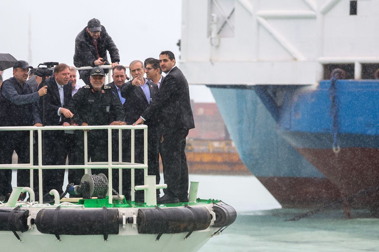 الحاق ۱۰ فروند شناور ناجی به سازمان بنادر/ بازدید پزشکیان از صنایع کشتی‌سازی شهید محلاتی +عکس