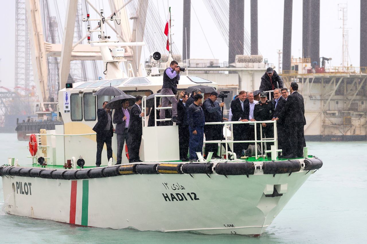 الحاق ۱۰ فروند شناور ناجی به سازمان بنادر/ بازدید پزشکیان از صنایع کشتی‌سازی شهید محلاتی +عکس