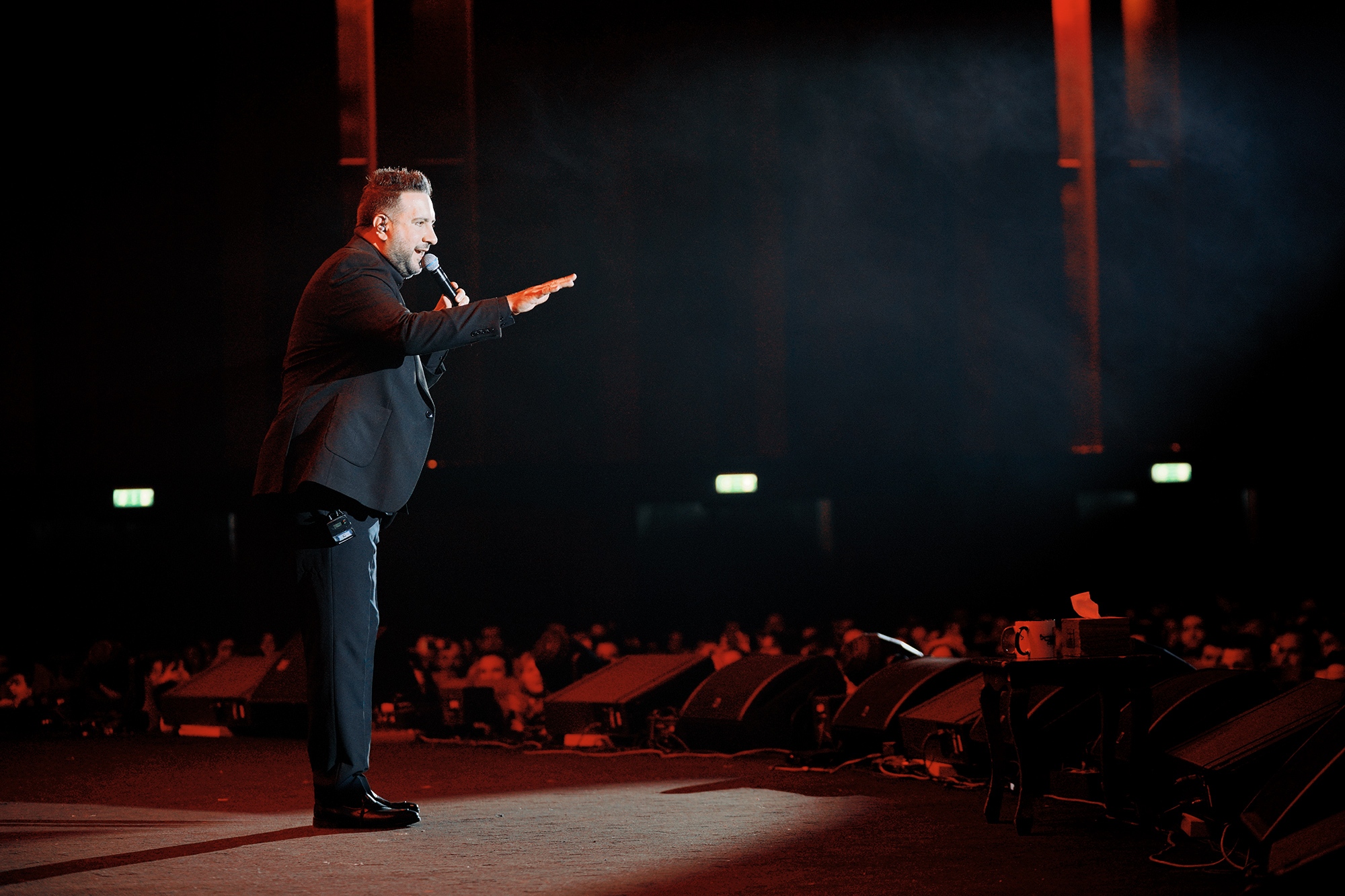 اجرای «امید حاجیلی» با یادی از «ناصر عبداللهی» اجرای «امید حاجیلی» با یادی از «ناصر عبداللهی»