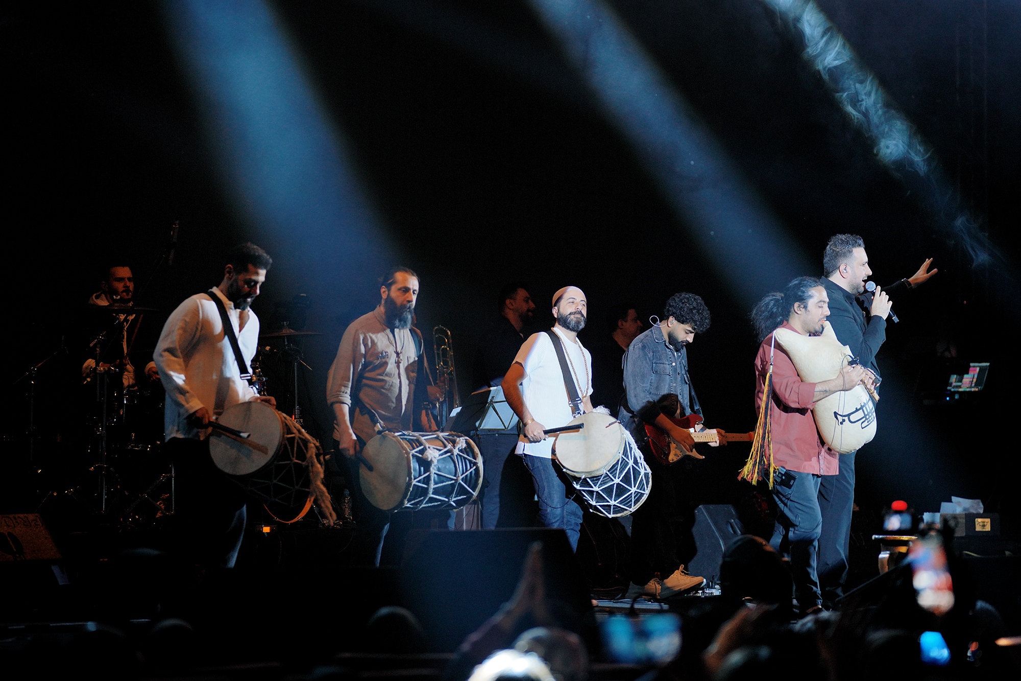 اجرای «امید حاجیلی» با یادی از «ناصر عبداللهی»