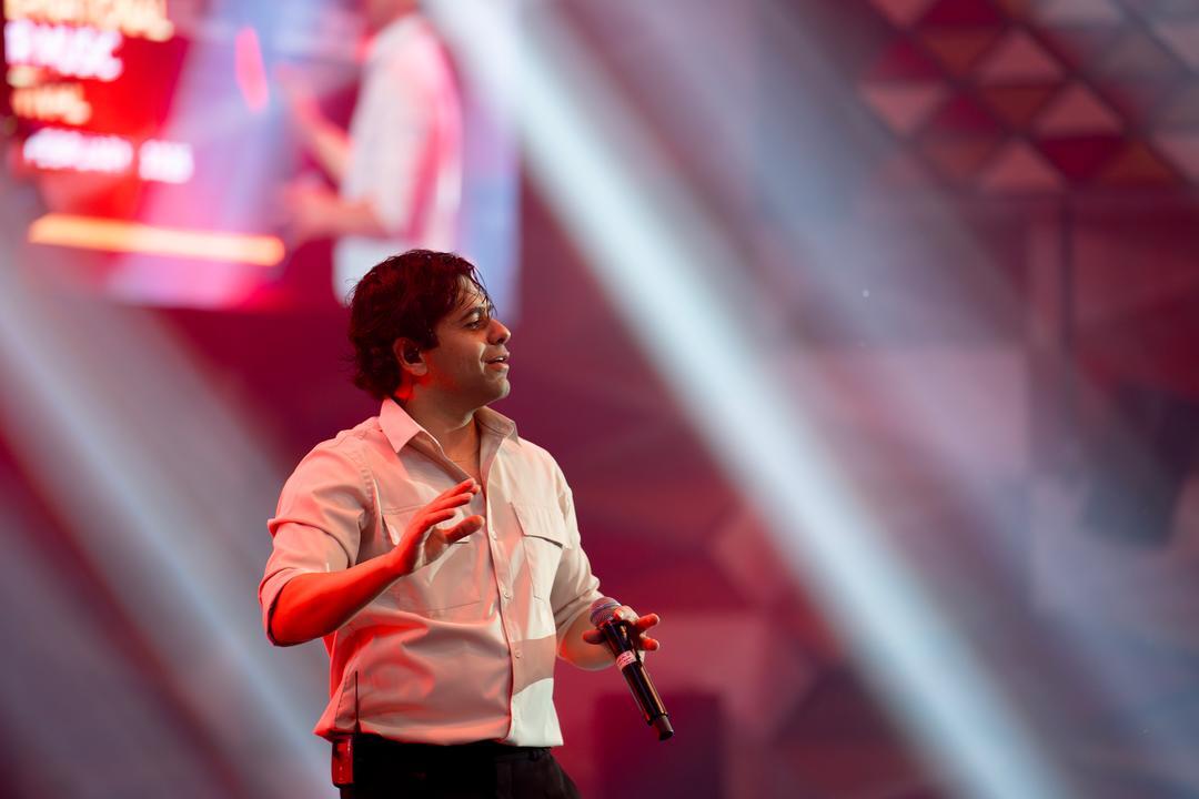 وقتی «رضا بهرام» با صدایش جور سالن را می کشد/یک اجرای درست در یک مکان نادرست وقتی «رضا بهرام» با صدایش جور سالن را می کشد/یک اجرای درست در یک مکان نادرست