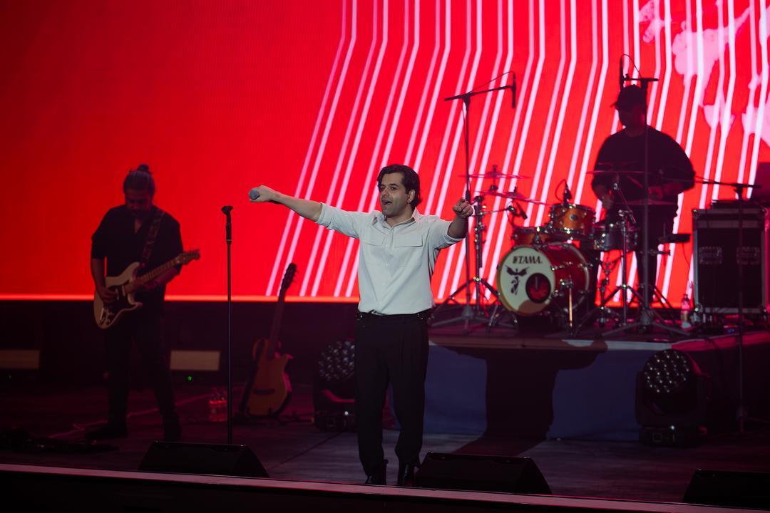 وقتی «رضا بهرام» با صدایش جور سالن را می کشد/یک اجرای درست در یک مکان نادرست وقتی «رضا بهرام» با صدایش جور سالن را می کشد/یک اجرای درست در یک مکان نادرست