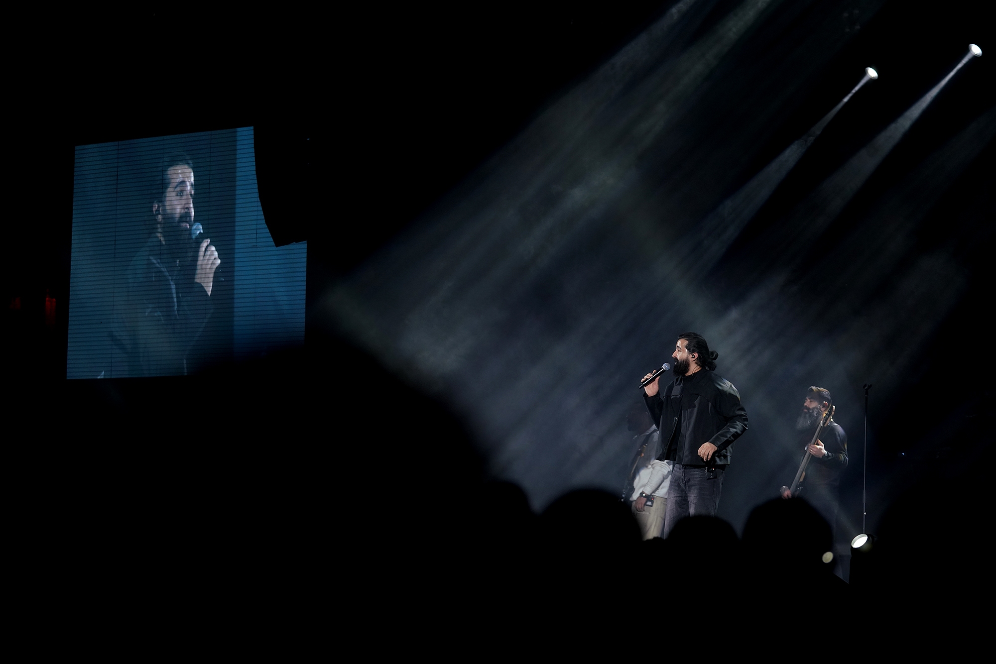 عاشقانههای «هوروش» در جشنواره موسیقی فجر /وقتی «مهدی دارابی» بدون میکروفن میخواند عاشقانههای «هوروش» در جشنواره موسیقی فجر /وقتی «مهدی دارابی» بدون میکروفن میخواند