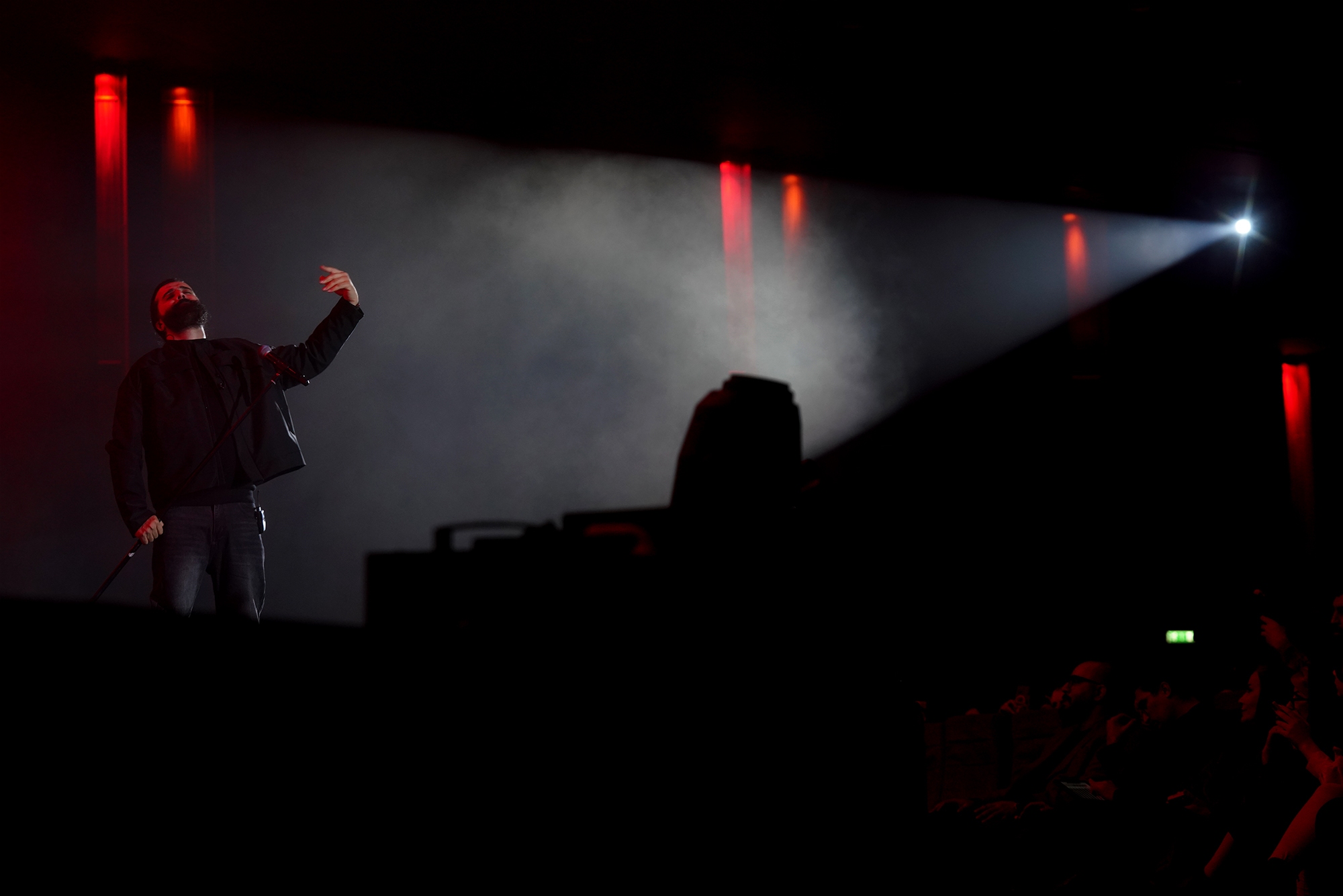 عاشقانههای «هوروش» در جشنواره موسیقی فجر /وقتی «مهدی دارابی» بدون میکروفن میخواند عاشقانههای «هوروش» در جشنواره موسیقی فجر /وقتی «مهدی دارابی» بدون میکروفن میخواند