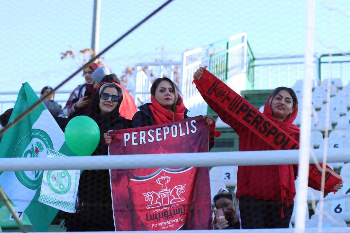 با ورود بانوان در بازی ذوب آهن و پرسپولیس مشکل تماشاگران زن در اصفهان حل شد