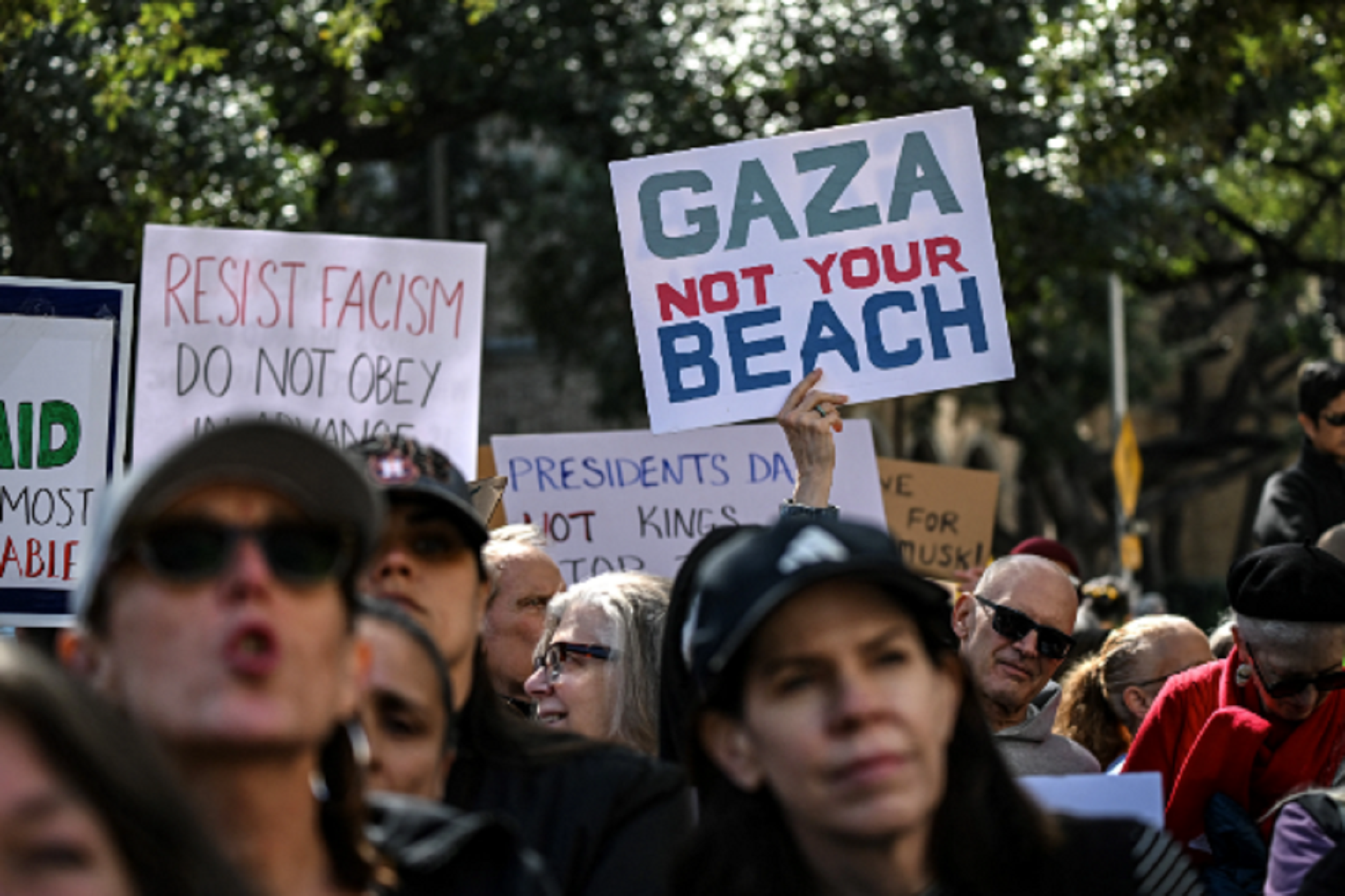 روز سخت پرزیدنت/ از «نه به دیکتاتوری» تا «نه به ثروتمند غیرمنتخب» روز سخت پرزیدنت/ از «نه به دیکتاتوری» تا «نه به ثروتمند غیرمنتخب»