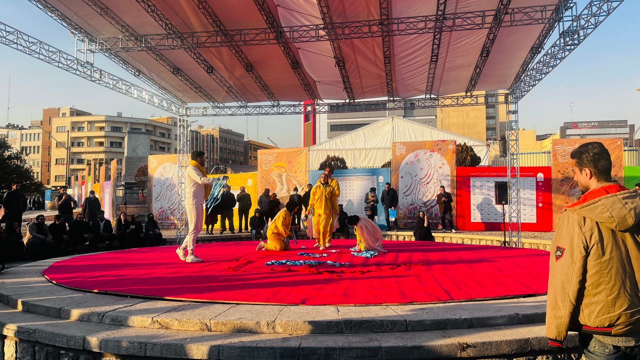 از آغاز اجراها با نام و یاد شهید «حسن فاتحی» در یک نمایش تا زنان حمایتگر جبهه ها از آغاز اجراها با نام و یاد شهید «حسن فاتحی» در یک نمایش تا زنان حمایتگر جبهه ها