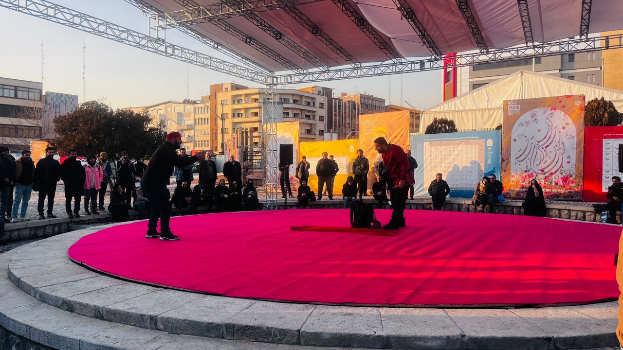 از آغاز اجراها با نام و یاد شهید «حسن فاتحی» در یک نمایش تا زنان حمایتگر جبهه ها از آغاز اجراها با نام و یاد شهید «حسن فاتحی» در یک نمایش تا زنان حمایتگر جبهه ها