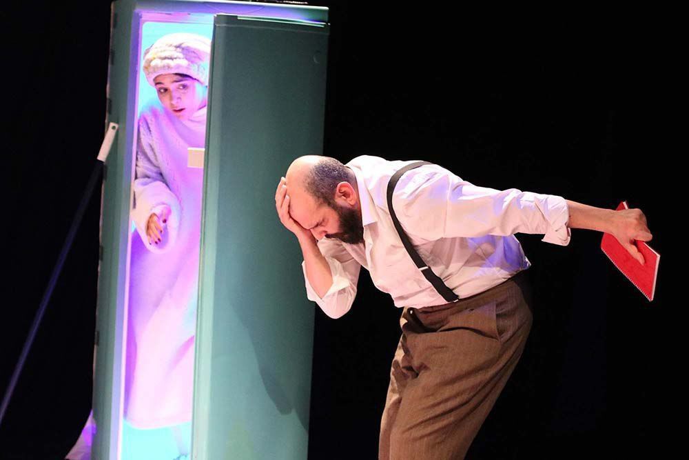 برشی از زندگی واقعی بازیگران تئاتر در نمایش «همت بلند جنابعالی» برشی از زندگی واقعی بازیگران تئاتر در نمایش «همت بلند جنابعالی»