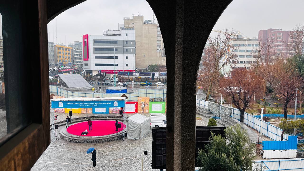 بارش باران اجراهای محیطی و خیابانی تئاتر فجر را لغو نکرد بارش باران اجراهای محیطی و خیابانی تئاتر فجر را لغو نکرد