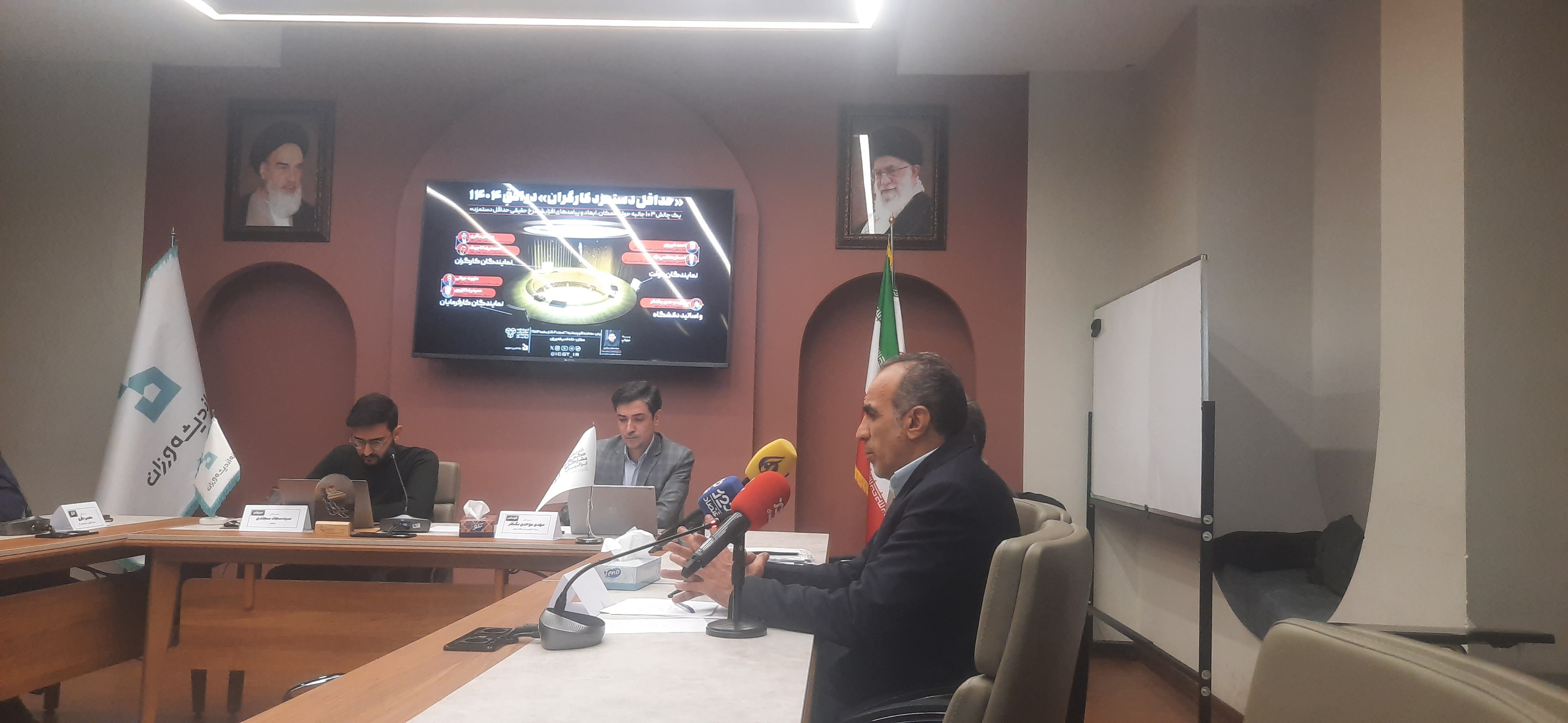 بحثهای بی پایان بر سر دستمزد ۱۴۰۴ بحثهای بی پایان بر سر دستمزد ۱۴۰۴