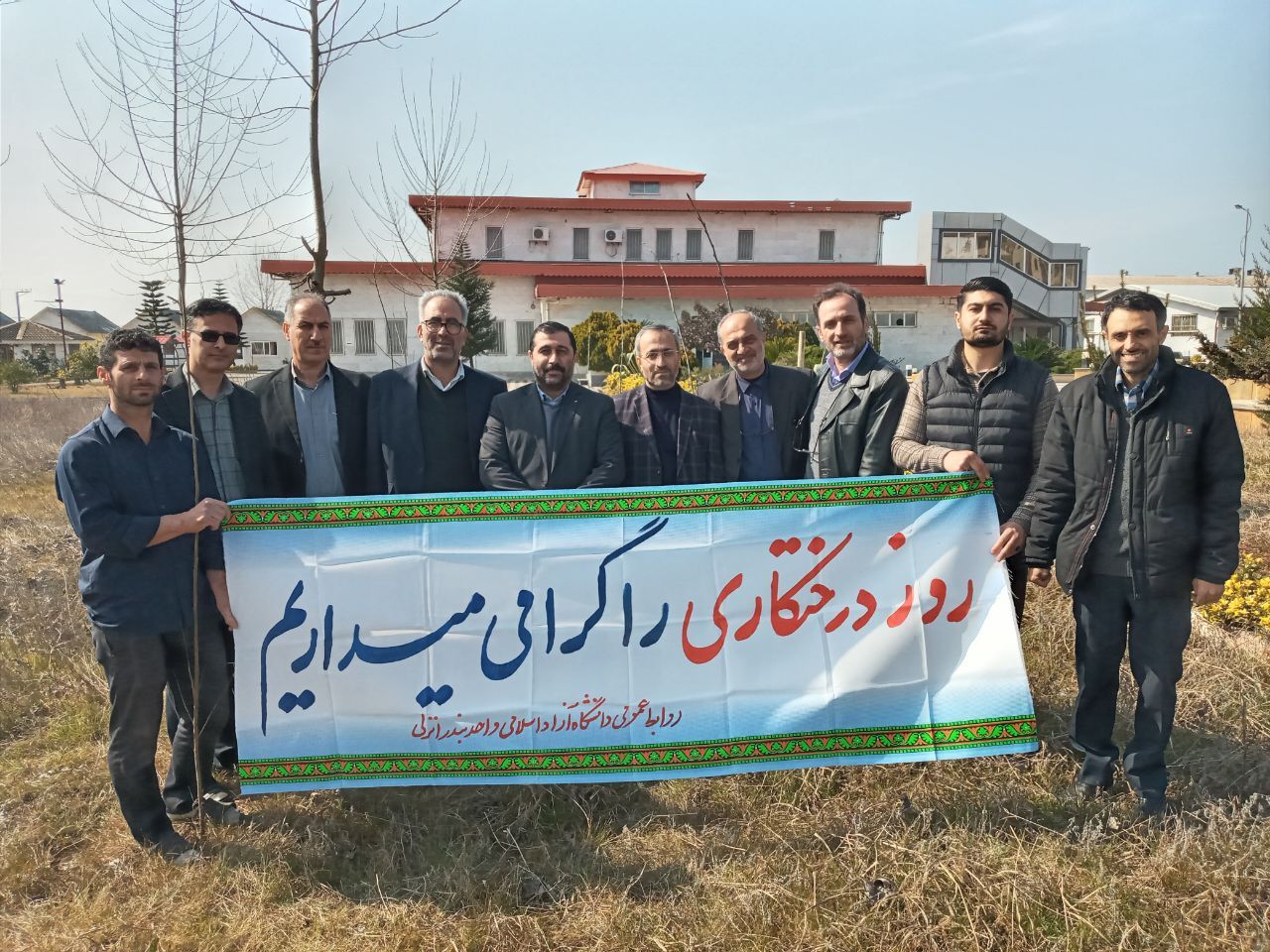 امید در دانشگاه آزاد شکوفا شد؛ نهال‌هایی برای آینده‌ سبزتر