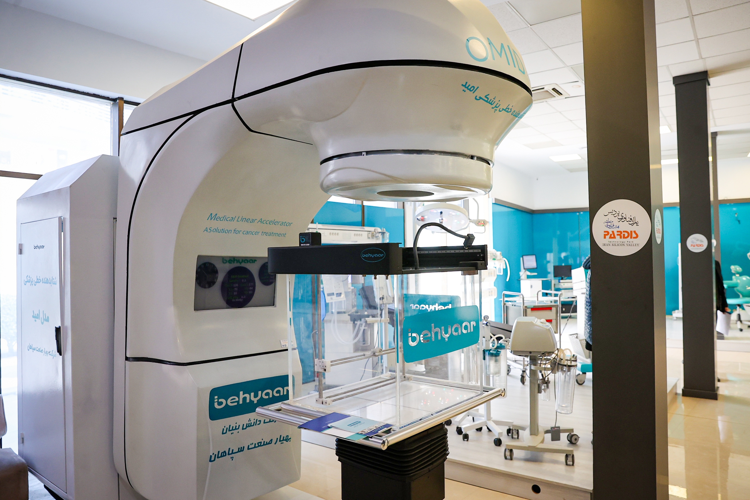 بازدید رئیس‌‌جمهور پزشکیان از نمایشگاه دارو و تجهیزات پزشکی +عکس