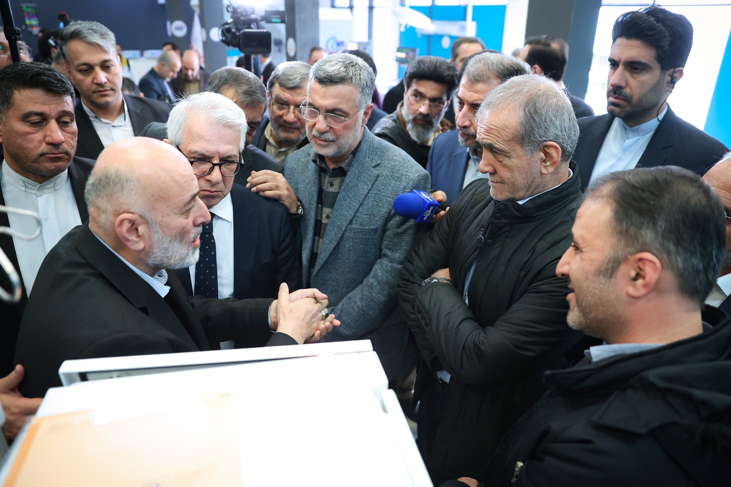 بازدید رئیس‌‌جمهور پزشکیان از نمایشگاه دارو و تجهیزات پزشکی +عکس