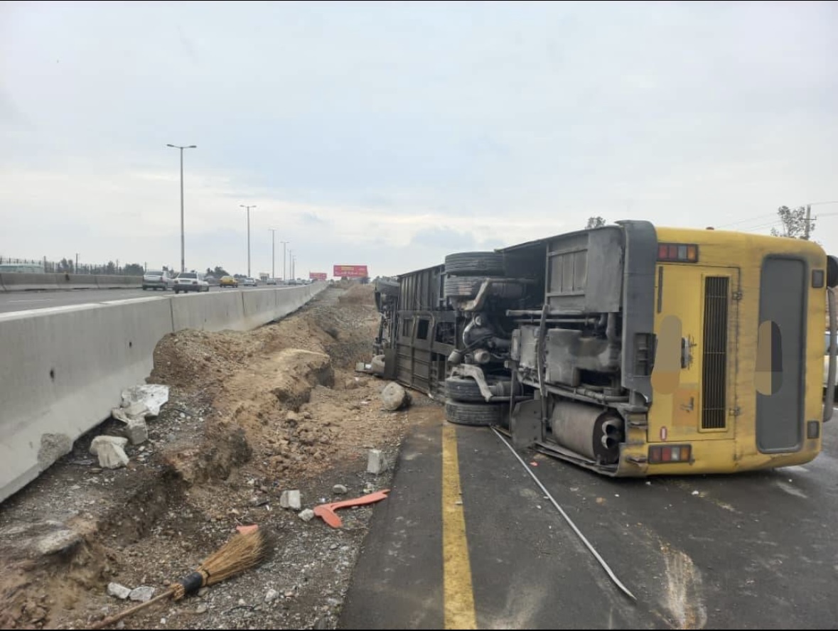 واژگونی اتوبوس در مسیر جنوب به شمال اتوبان تهران-قم