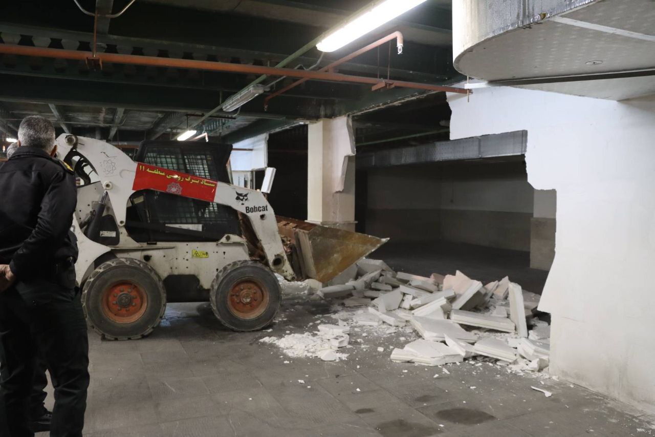 کشف و تخلیف مواد اشتعالزا و مشروبات الکلی از پارکینگ مجتمع حضرت ولیعصر + عکس کشف و تخلیف مواد اشتعالزا و مشروبات الکلی از پارکینگ مجتمع حضرت ولیعصر + عکس