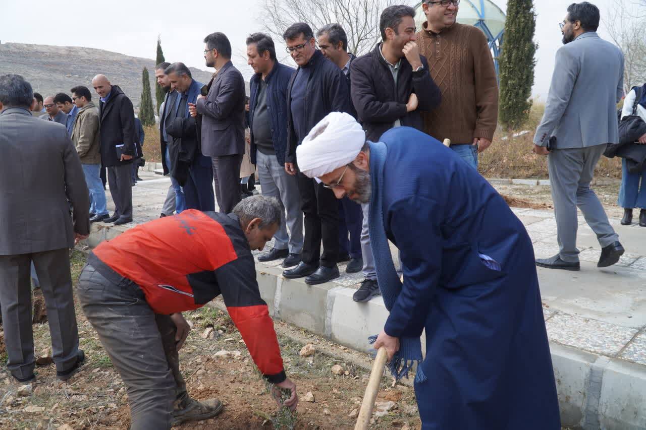 امید در دانشگاه آزاد شکوفا شد؛ نهال‌هایی برای آینده‌ سبزتر