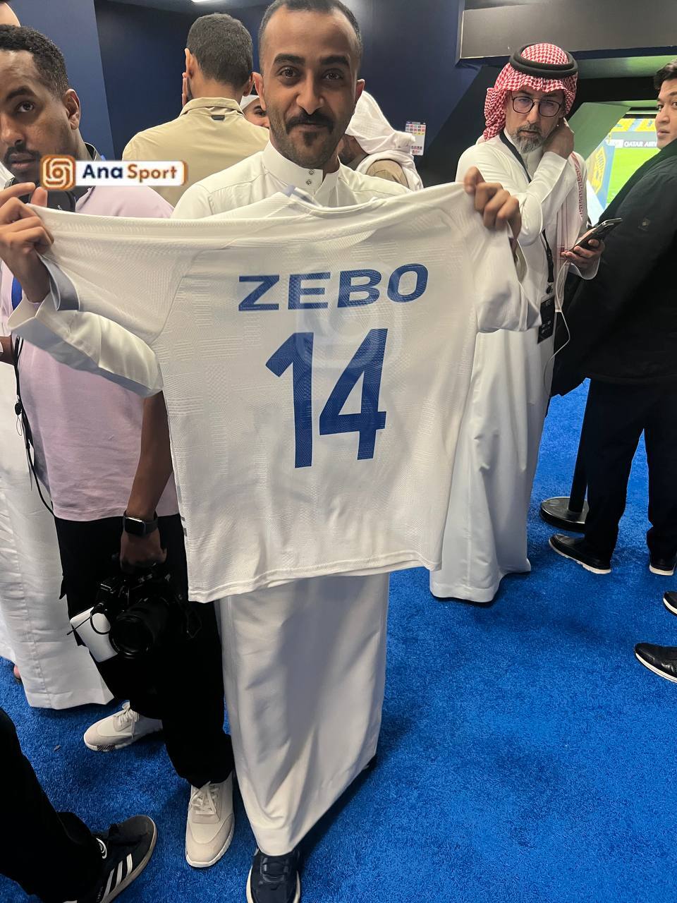 اهدای پیراهن نیک نفس به یک خبرنگار عربستانی توسط ماشاریپوف+ عکس