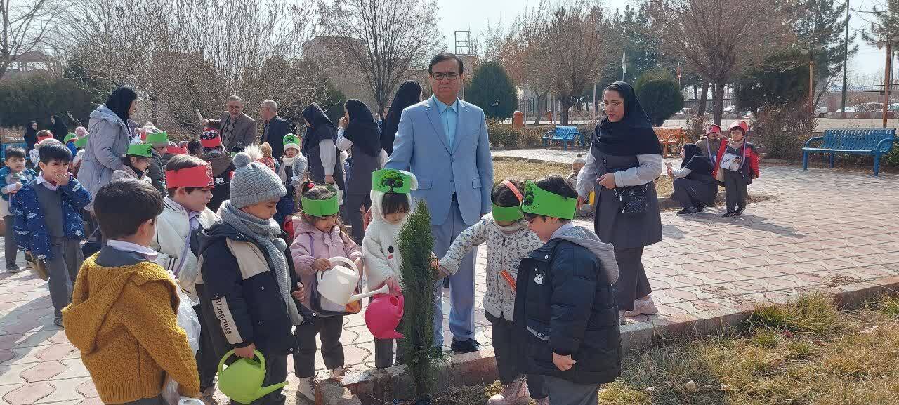 امید در دانشگاه آزاد شکوفا شد؛ نهال‌هایی برای آینده‌ سبزتر