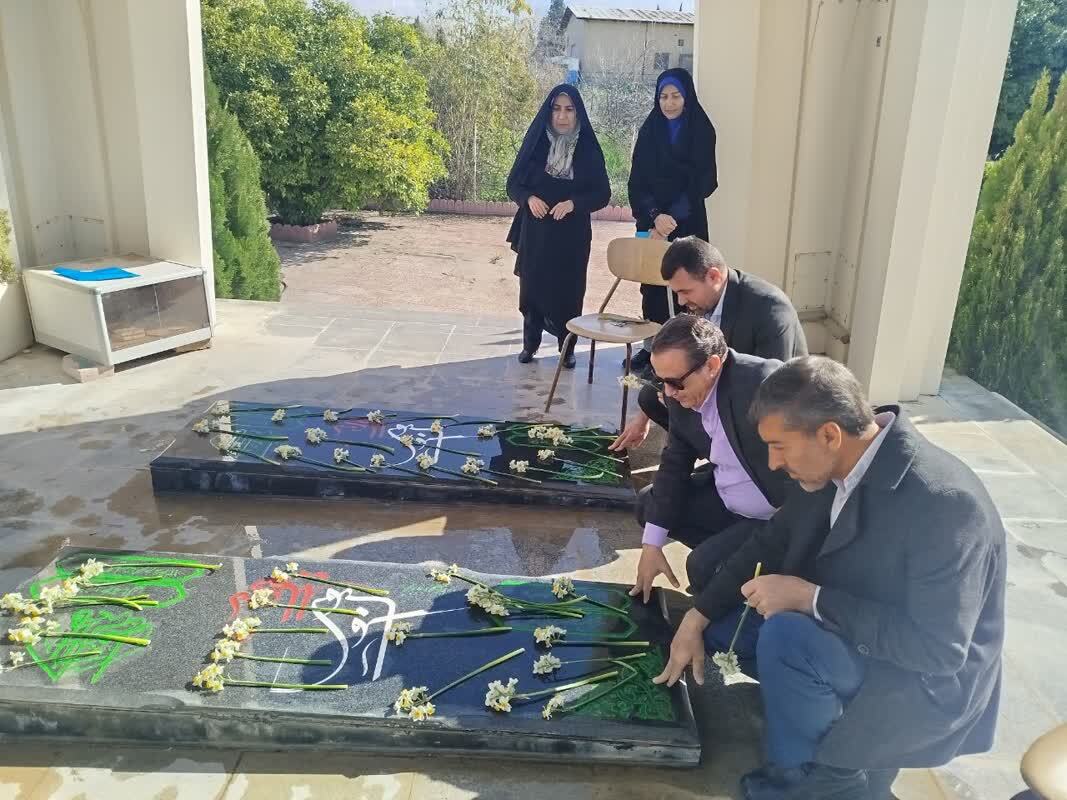 آوای عشق و فداکاری؛ گلباران یاد قهرمانان سرزمین ایمان و ایستادگی