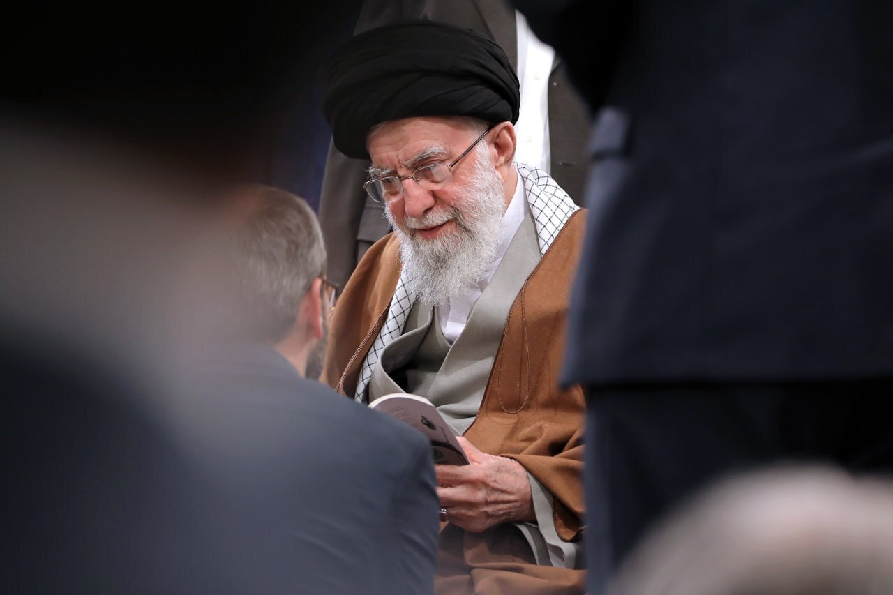 شاعران و اهالی فرهنگ و ادب فارسی افطار را مهمان رهبر انقلاب بودند شاعران و اهالی فرهنگ و ادب فارسی افطار را مهمان رهبر انقلاب بودند