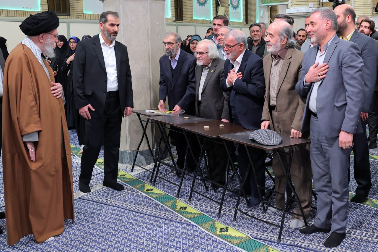 شاعران و اهالی فرهنگ و ادب فارسی افطار را مهمان رهبر انقلاب بودند