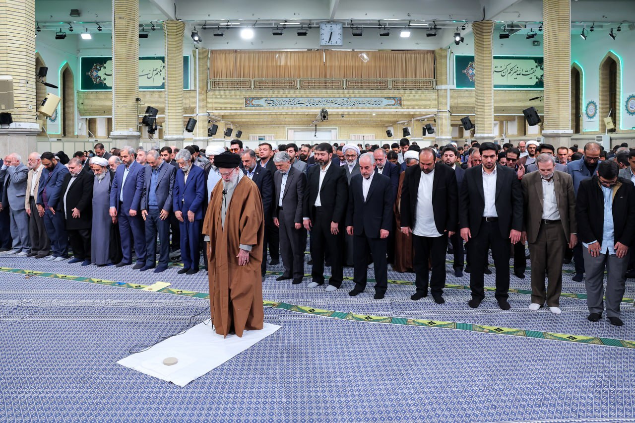 شاعران و اهالی فرهنگ و ادب فارسی افطار را مهمان رهبر انقلاب بودند