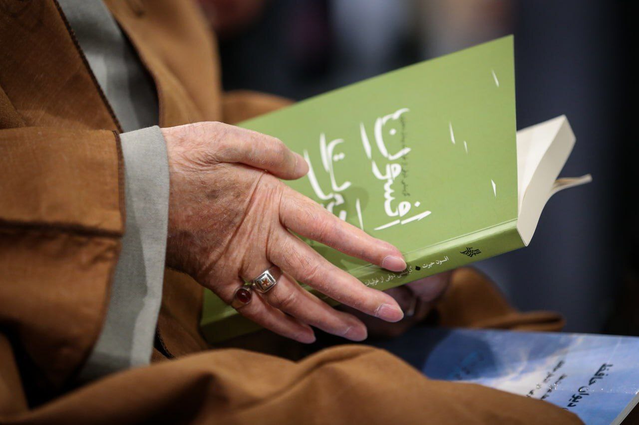 شاعران و اهالی فرهنگ و ادب فارسی افطار را مهمان رهبر انقلاب بودند