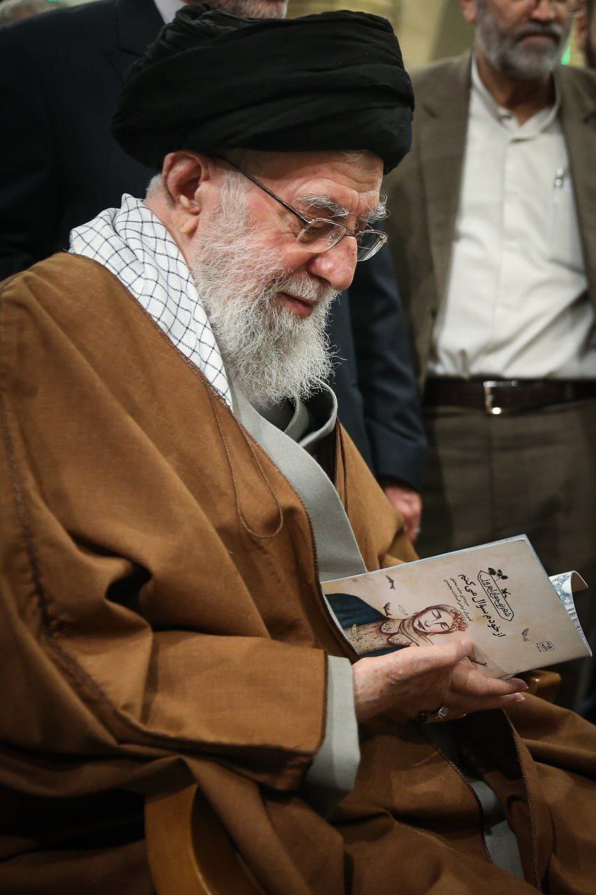 شاعران و اهالی فرهنگ و ادب فارسی افطار را مهمان رهبر انقلاب بودند شاعران و اهالی فرهنگ و ادب فارسی افطار را مهمان رهبر انقلاب بودند