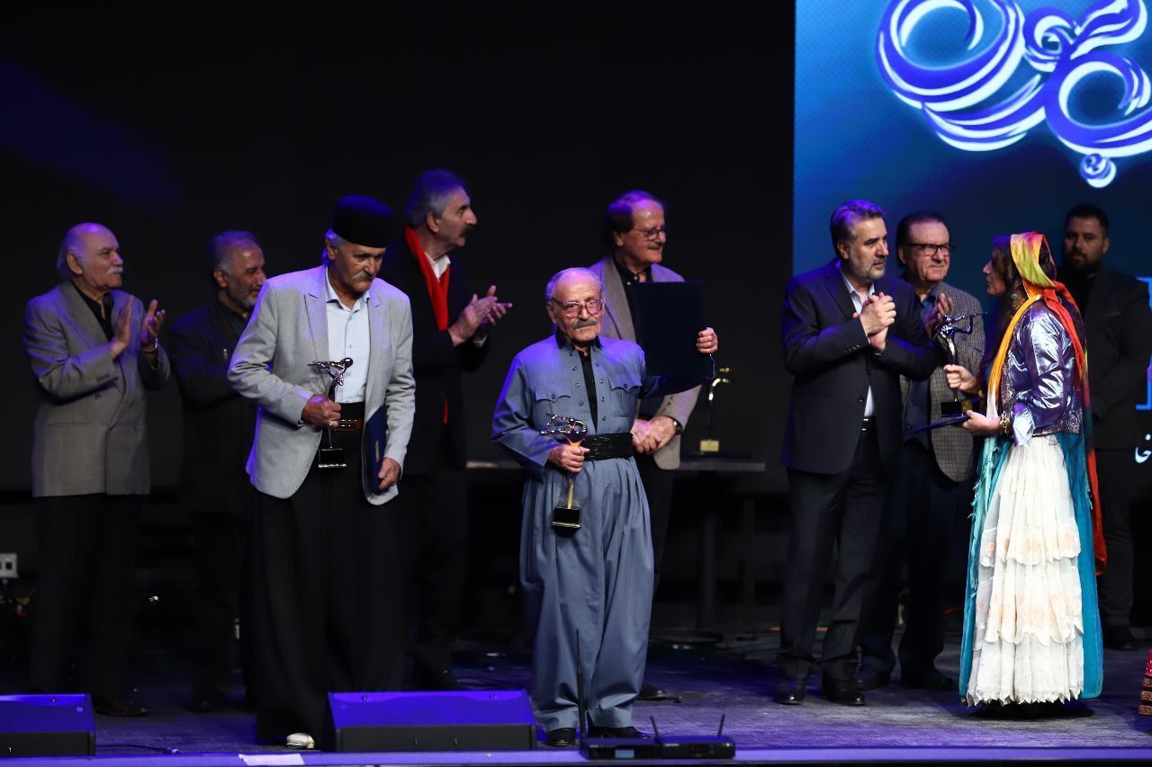 وقتی مراسم شب موسیقی تبدیل به ایونتی اعتراضی می&zwnj;شود/پخش کلیپ بی حجاب هنرمندان زن